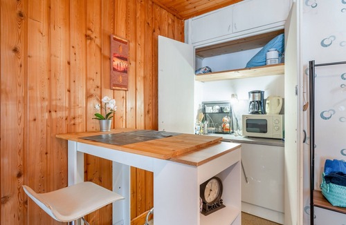 Saint-Sebastien-d'Aigrefeuille Apartment | Room 'Chambres D'hôte Bleue' with Shared Pool, Shared Terrace and Wi-Fi