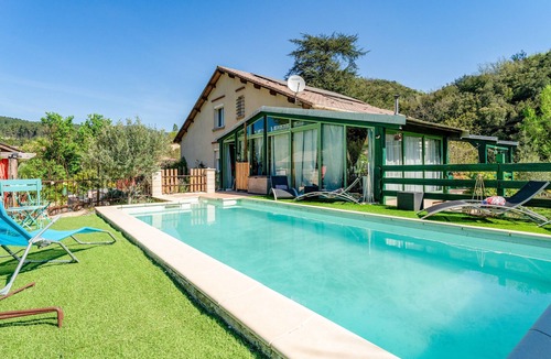Saint-Sebastien-d'Aigrefeuille Apartment | Room 'Chambres D'hôte Bleue' with Shared Pool, Shared Terrace and Wi-Fi