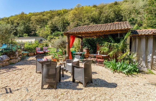 Saint-Sebastien-d'Aigrefeuille Apartment | Room 'Chambres D'hôte Bleue' with Shared Pool, Shared Terrace and Wi-Fi