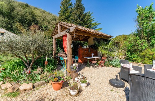 Saint-Sebastien-d'Aigrefeuille Apartment | Room 'Chambres D'hôte Bleue' with Shared Pool, Shared Terrace and Wi-Fi