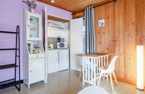 Saint-Sebastien-d'Aigrefeuille Apartment | Room “Lavande Guest Room” with Pool, Shared Terrace, and Wi-Fi