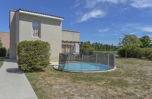 Saint-Saturnin-les-Avignon Villa | Provence Villa for 8 with Private Pool