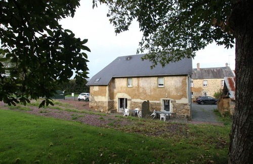 Saint-Sauveur-Lendelin Cottage | Semi-Detached House with Sauna Jacuzzi and Pets Allowed