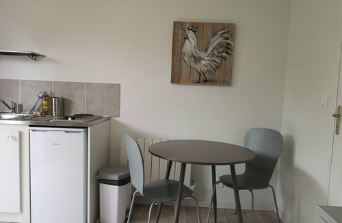 Saint-Sylvestre-de-Cormeilles Bed & Breakfast | Maya, independent guest studio with kitchenette