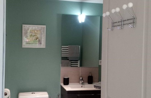 Saint-Sylvestre-de-Cormeilles Bed & Breakfast | Maya, independent guest studio with kitchenette