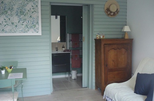 Saint-Sylvestre-de-Cormeilles Bed & Breakfast | Saba, country guest studio with kitchenette