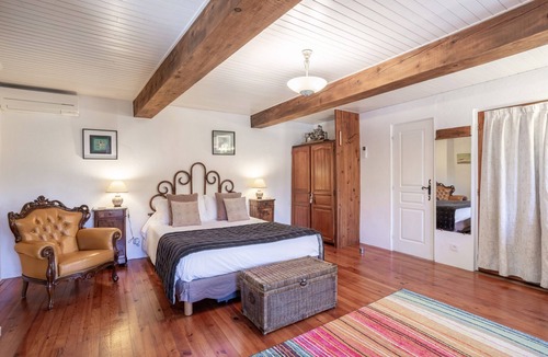 Sainte-Colombe-de-la-Commanderie Bed & Breakfast | Bed and breakfast 'Colombine Chambre Double Deluxe' with Shared Garden, Wi-Fi and Air Conditioning