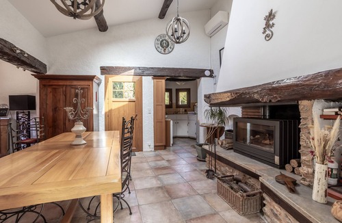 Sainte-Colombe-de-la-Commanderie Bed & Breakfast | Bed and breakfast 'Ormes Chambre Familiale Vue Jardin'