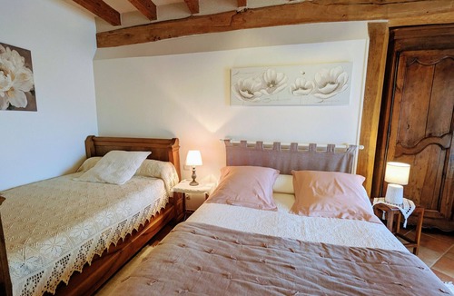 Faverolles Bed & Breakfast | Room with WIFI and pets allowed