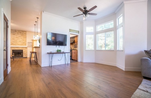 Roseville House | FRAGRANT ROSE-VILLE BEAUTY - COZY MODERN PARADISE