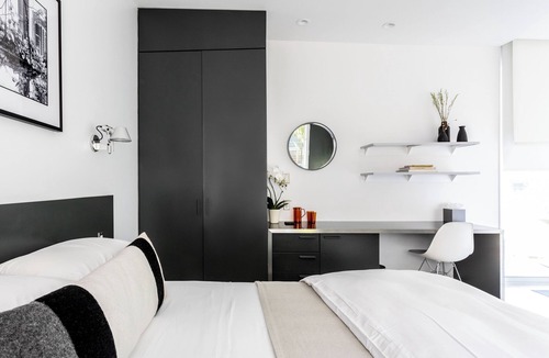 Travis Heights Hotel | Frame Hotel - Treehouse