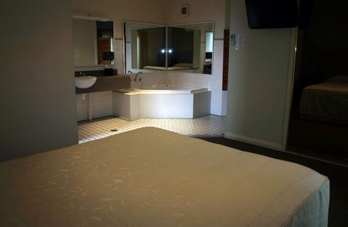 Singleton Hotel | Francis Phillip Motor Inn