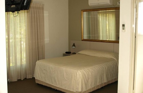 Singleton Hotel | Francis Phillip Motor Inn