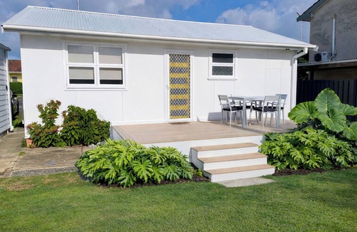 Budgewoi Cottage | Frangipani Hideaway - Close to everything!