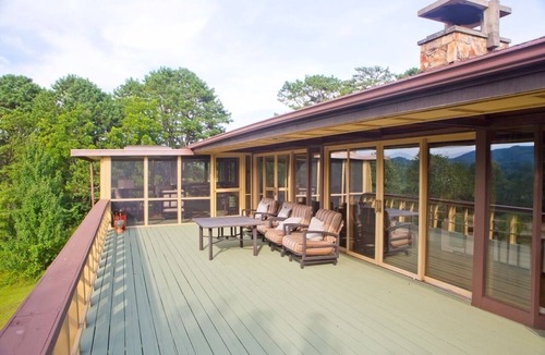 Rabun Gap House | Frank Lloyd Wright–Inspired Architectural Retreat on 5 Private Acres