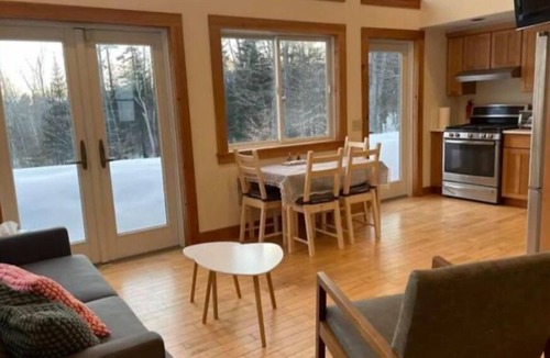 Weston House | Frank Lloyd Wright inspired, Private, mountain views, easy access & parking