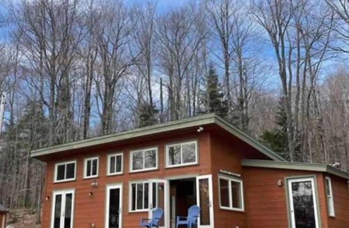 Weston House | Frank Lloyd Wright inspired, Private, mountain views, easy access & parking