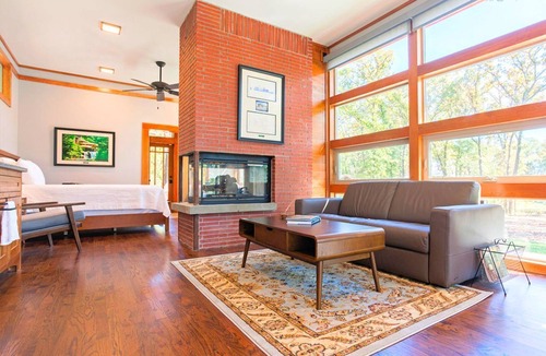 Royse City Cabin | Frank Lloyd Wright-Style Cabin Rental with a Private Hot Tub near Dallas, Texas