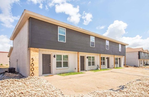 Lubbock House | Frankford Townhomes "D" - Near TTU/Garage/Central