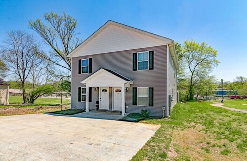 Clarksville House | Franklin Haven by Johnathan (1010 Franklin, #B)