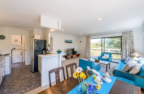 Surfdale Cottage | Franks Treehouse - Oneroa Holiday Home