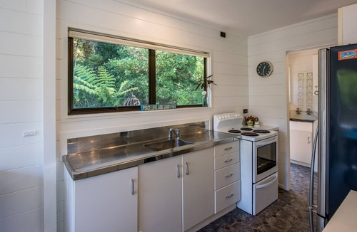 Surfdale Cottage | Franks Treehouse - Oneroa Holiday Home