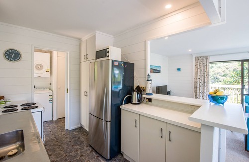 Surfdale Cottage | Franks Treehouse - Oneroa Holiday Home