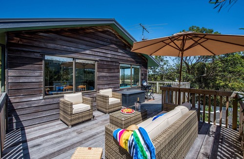 Surfdale Cottage | Franks Treehouse - Oneroa Holiday Home