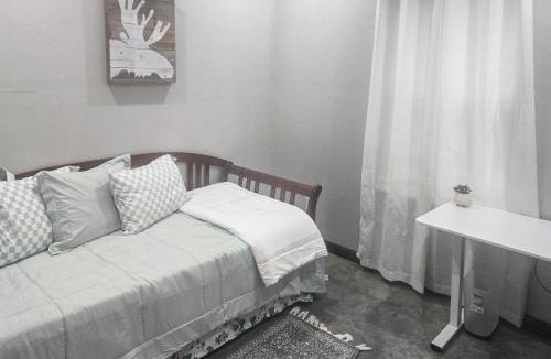Berryville House | Frankston Vacation Rental: Walk to Lake Palestine!