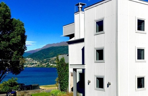 Frankton Apartment | Frankton HOT TUB! - Location is Everything!