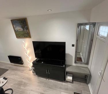 Fryent Apartment | Franky's Place luxury apartment