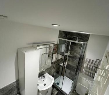 Fryent Apartment | Franky's Place luxury apartment