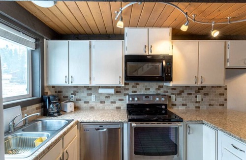 Fraser Villa | Fraser 3BR Condo with Pool and Hot Tub