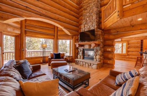 Granby House | Fraser Chalet w/Hot Tub & Mountain Views