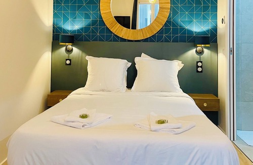 Quartier de la Folie-Mericourt Hotel | FRATERNITY-HOTEL