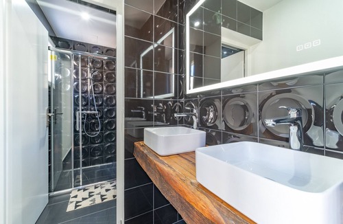 Quartier de la Folie-Mericourt Hotel | FRATERNITY-HOTEL