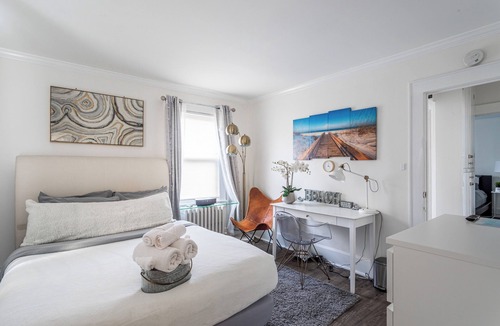 Cove - East Side - Shippan House | Fred Deluxe 7BR by I95