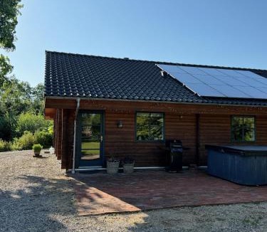 Sommersted Villa | Fredfyldt skovbolig med udespa