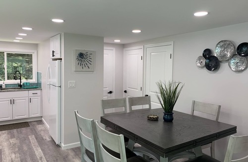 Fleischmanns House | Free 50 Amp EV Charger Modern New, HotTub, A/C, Webber Grill, 2 Decks, FirePit