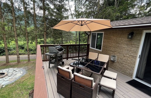 Fleischmanns House | Free 50 Amp EV Charger Modern New, HotTub, A/C, Webber Grill, 2 Decks, FirePit