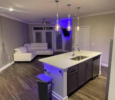 North Decatur Apartment | FREE bottle of wine upon request W/ FREE Parking