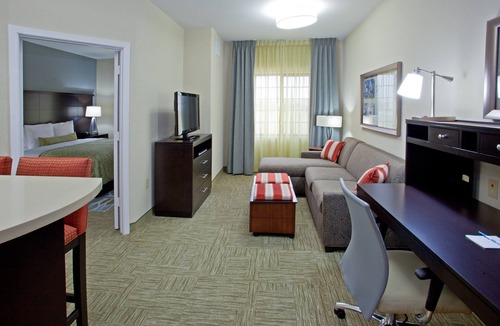 The Fountains Hotel | Free Breakfast + 24 Hour Business Center + Outdoor Pool