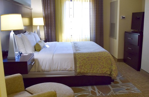 The Fountains Hotel | Free Breakfast + 24 Hour Business Center + Outdoor Pool
