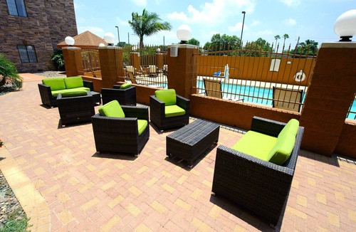 South Side Condo | Free Breakfast Buffet! Just a Few Miles from Area Beaches