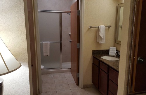 South Side Condo | Free Breakfast Buffet. Pool Access. Close to Great Beaches!