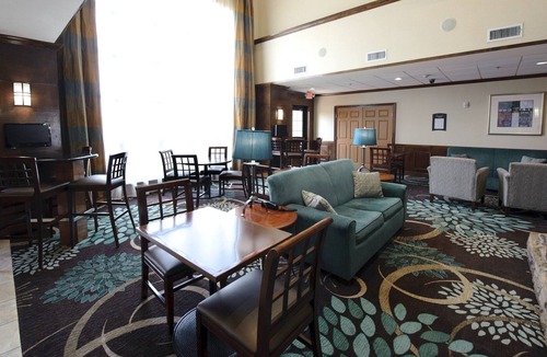 South Side Condo | Free Breakfast Buffet. Pool Access. Close to Great Beaches!
