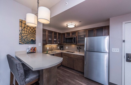Charleston Condo | Free Breakfast Buffet + Outdoor Pool + Free Wi-Fi | Great Location + Bridge and Harbor View!