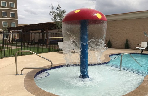 The Colony Apartment | Free Breakfast Buffet. Pool & Shared BBQ Area. Great Location!