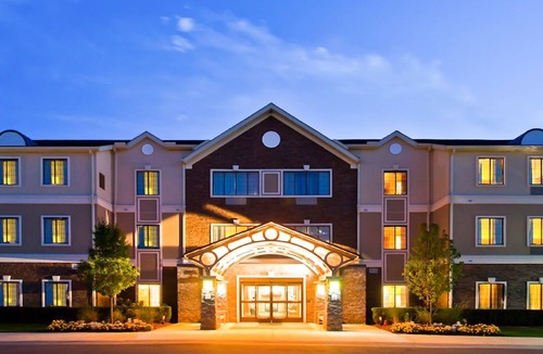Novi Condo | FREE Breakfast Buffet. Indoor Pool and Hot Tub!
