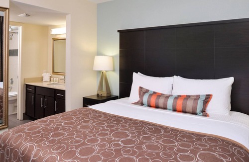 Far North Dallas Condo | Free Breakfast Buffet + Outdoor Pool + Free Wi-Fi | Comfy Suite